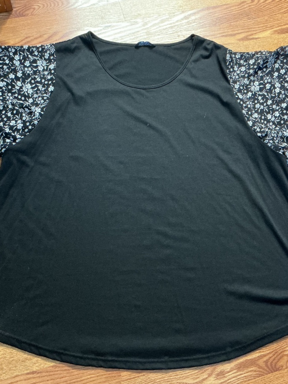BloomChic Black with Floral Short Chiffon Flutter Sleeves T~Shirt Size 26 (4X)